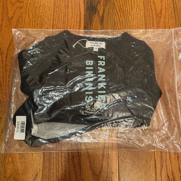 BNWT FRANKIE’S BIKINIS NILA RIBBED CLOUD KNIT SHRUG IN XS BLACK - Picture 3 of 4